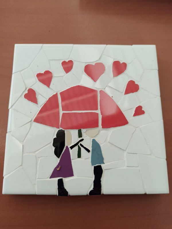 posavasos trenacadis con motivo de pareja enamorada bajo paraguas