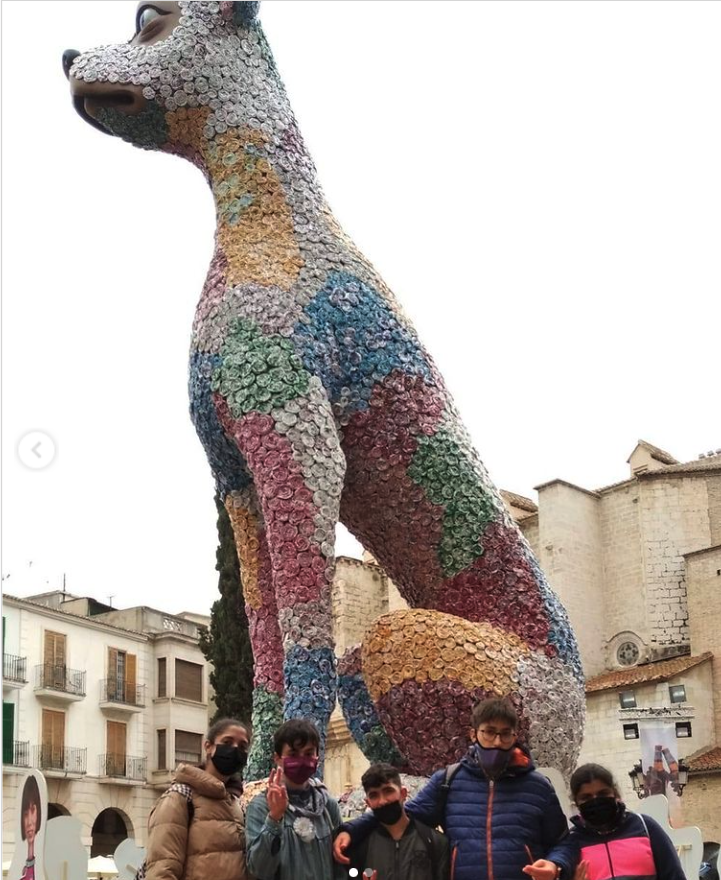 Colaboración con la decoración del perrito  adornado con más de 6500 flores, elaboradas a mano con plástico reciclado y biodegradable, junto a muchos miembros de la comisión y con el artista fallero Pere Baenas.