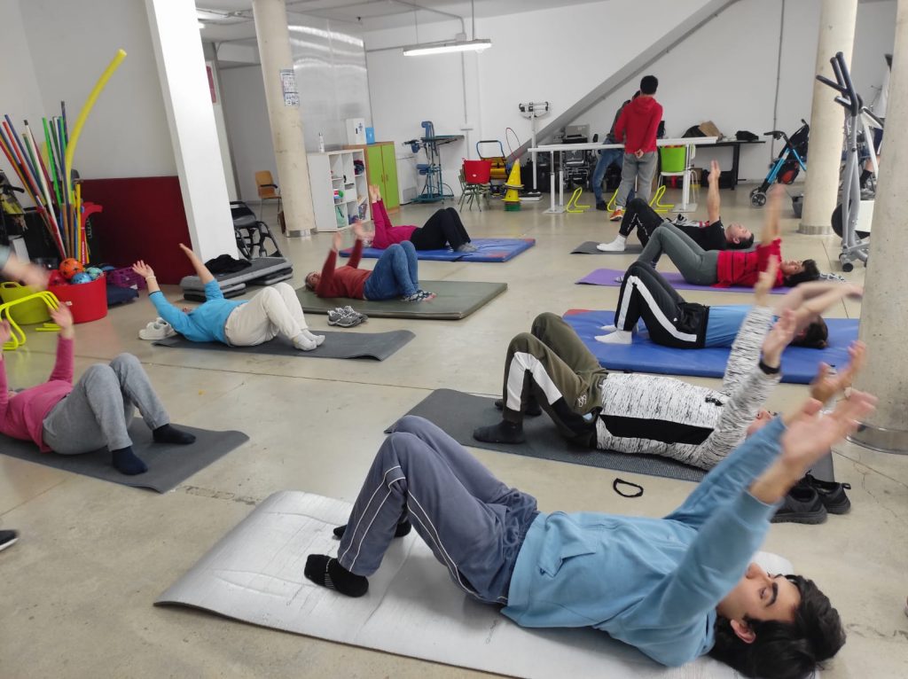 El método pilates es un sistema de entrenamiento que busca una reeducación corporal completa, en el cual se combinan ejercicios de fuerza y flexibilidad y se realiza a través de ejercicios lentos y controlados acompañados de la respiración.
